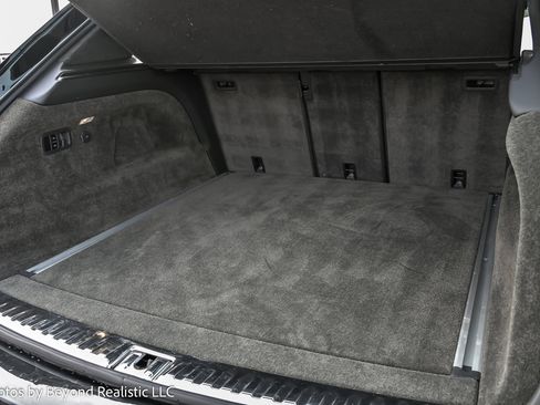 Used 2023 Bentley Bentayga Plug-In Hybrid image 16