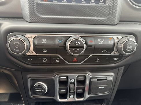 Used 2023 Jeep Wrangler Unlimited Sport AWD/4WD image 25