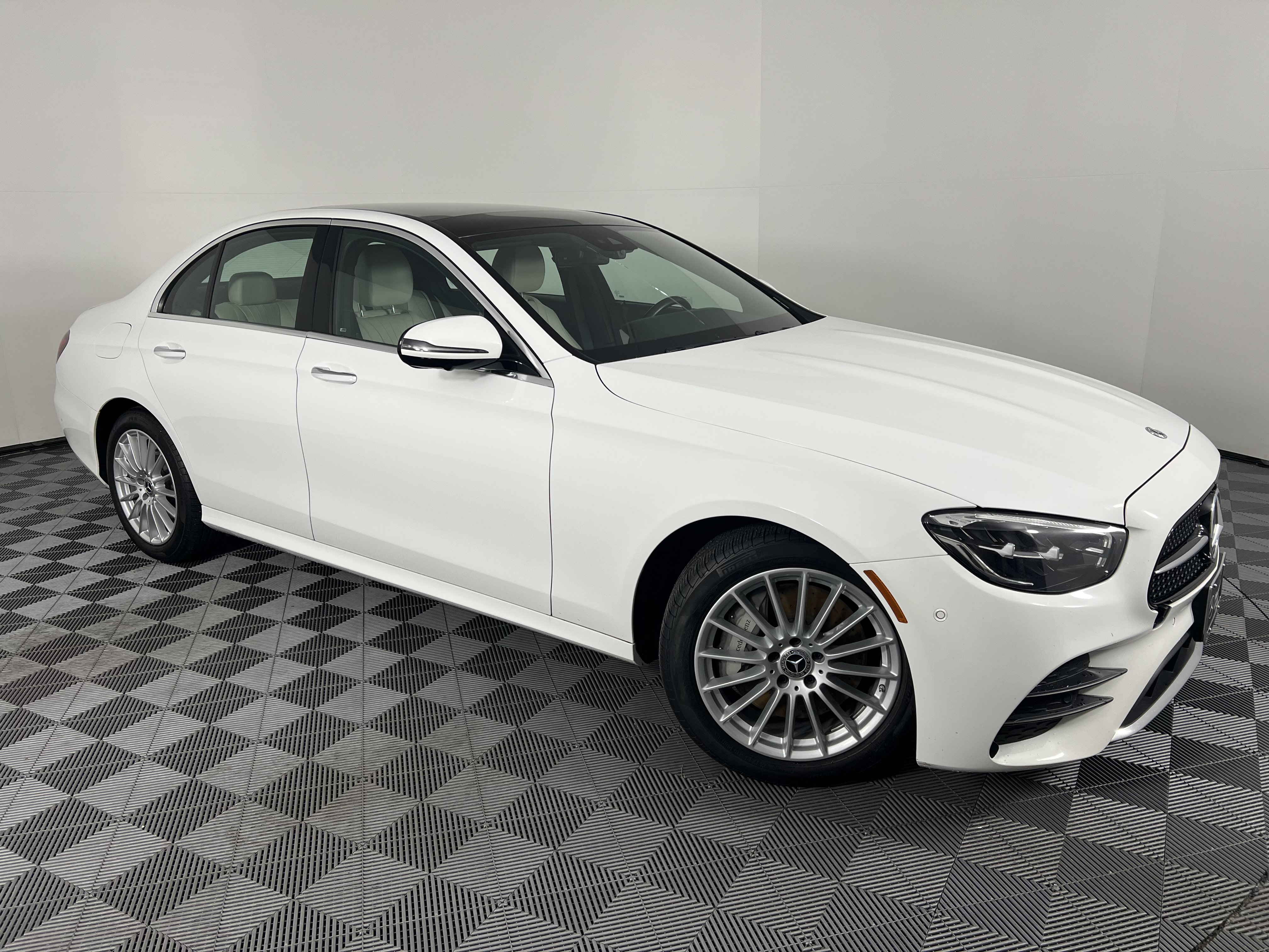 Certified 2022 Mercedes-Benz E 450 4MATIC Sedan image 2