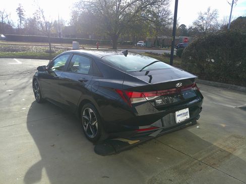 Used 2023 Hyundai Elantra SEL w/ Convenience Package image 10