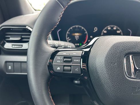 Used 2025 Honda Pilot Sport image 18