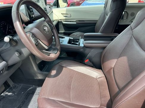 Used 2023 Toyota Sienna Platinum FWD image 11
