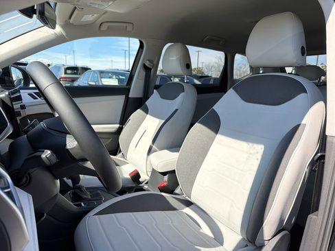 New 2026 Volkswagen Taos SE FWD image 12