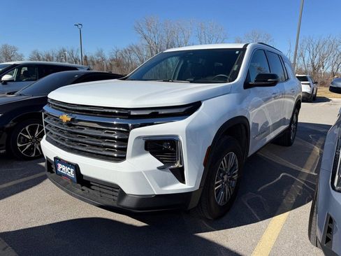 Used 2025 Chevrolet Traverse LT image 1