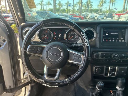 Used 2019 Jeep Wrangler Unlimited Sahara image 12