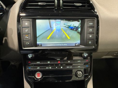 Used 2017 Jaguar XE Premium image 26