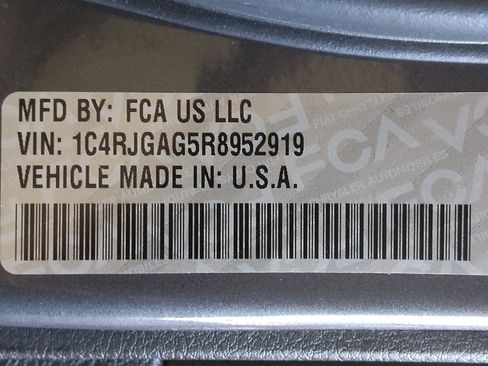 Used 2024 Jeep Grand Cherokee Laredo RWD image 33