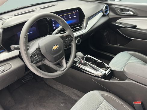Used 2025 Chevrolet Trax LT FWD image 11