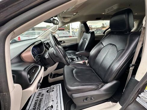 Used 2017 Chrysler Pacifica Touring-L FWD image 12