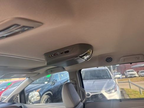 Used 2017 Toyota Sienna XLE Premium image 10