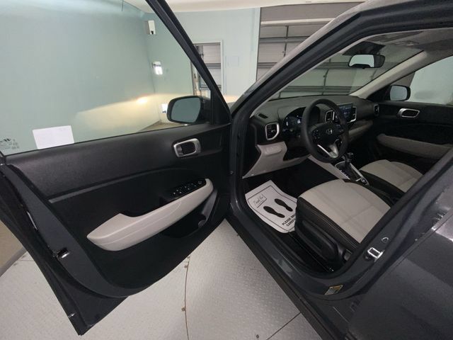 Used 2024 Hyundai Venue SEL FWD image 11