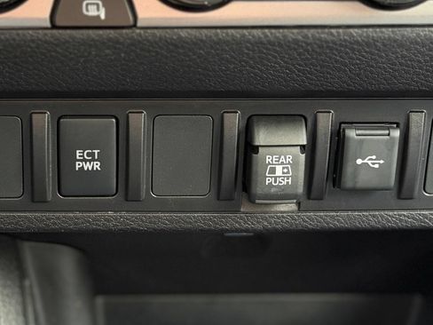 Certified 2023 Toyota Tacoma SR5 AWD/4WD image 10