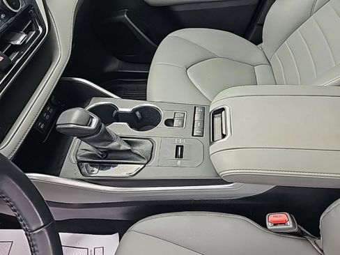 Used 2022 Toyota Highlander XLE image 25