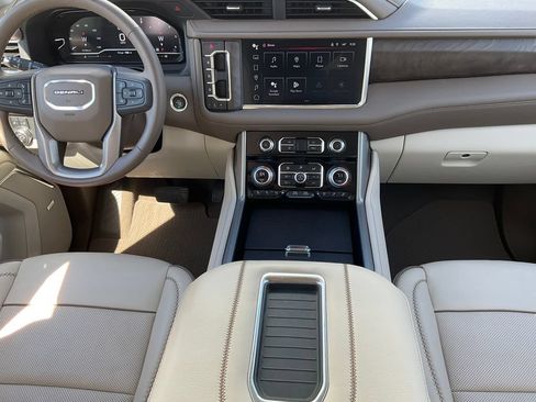 Used 2023 GMC Yukon Denali AWD/4WD image 3