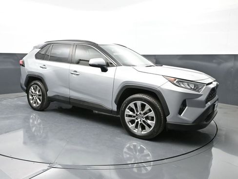 Used 2020 Toyota RAV4 XLE Premium FWD image 5