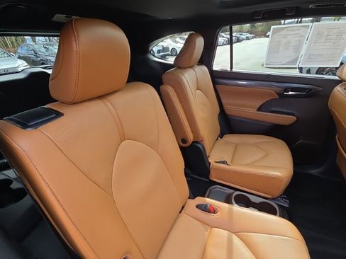 Used 2021 Toyota Highlander Platinum image 18