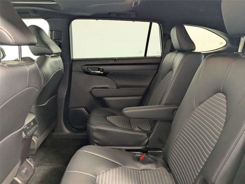 Used 2025 Toyota Highlander XSE image 33