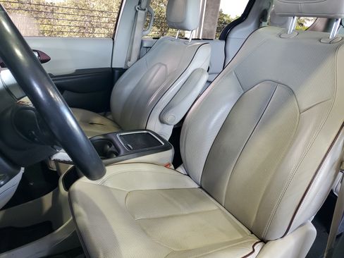 Used 2020 Chrysler Pacifica Limited w/ Advanced Safetytec Group FWD image 19