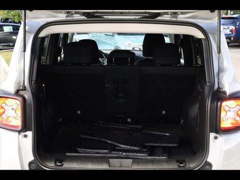 Used 2019 Jeep Renegade Trailhawk w/ Cold Weather Group II image 19