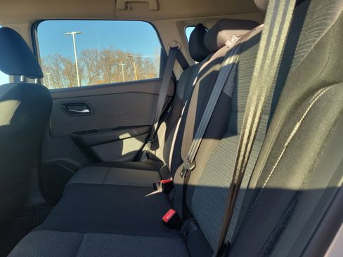 Used 2022 Nissan Rogue SV image 9