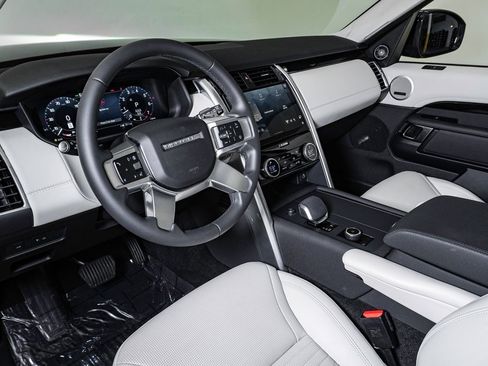 Used 2025 Land Rover Discovery S image 20