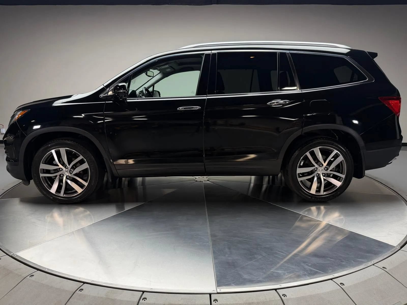 Used 2016 Honda Pilot Touring image 4