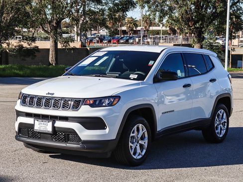Used 2025 Jeep Compass Sport image 3