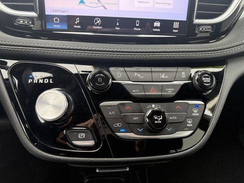 Used 2025 Chrysler Pacifica Select FWD image 23