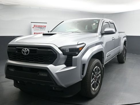 Used 2025 Toyota Tacoma TRD Sport AWD/4WD image 4