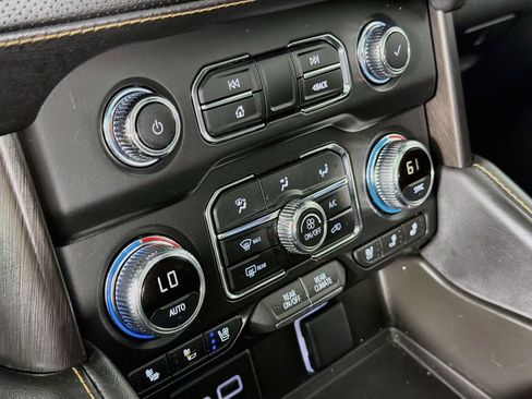 Used 2024 GMC Yukon XL AT4 w/ Technology Package AWD/4WD image 16