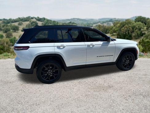 Used 2025 Jeep Grand Cherokee Limited AWD/4WD image 11