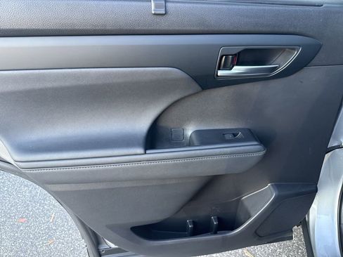 Used 2023 Toyota Highlander XLE image 13