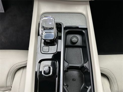 Certified 2023 Volvo XC60 B5 Ultimate w/ Climate Package image 20