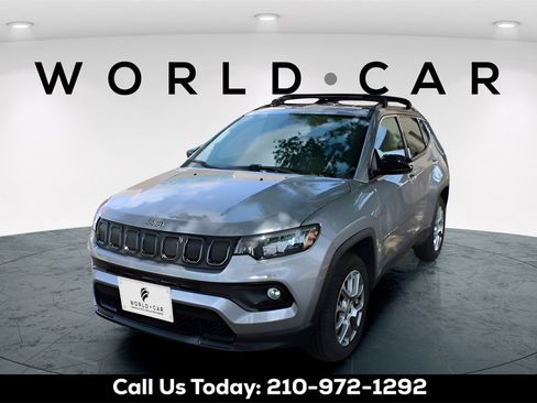Used 2022 Jeep Compass Latitude image 3