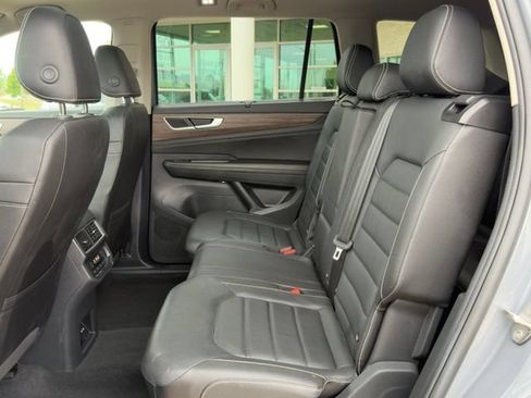 Used 2025 Volkswagen Atlas SEL AWD/4WD image 11