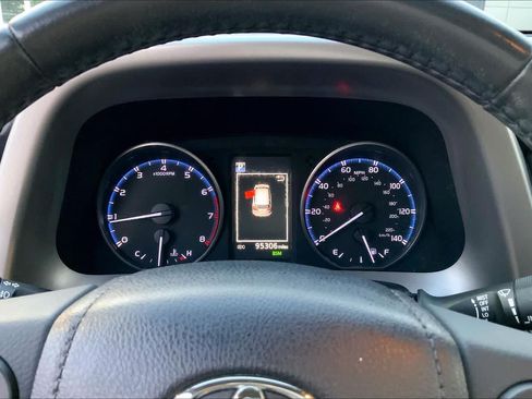 Used 2018 Toyota RAV4 XLE AWD/4WD image 25