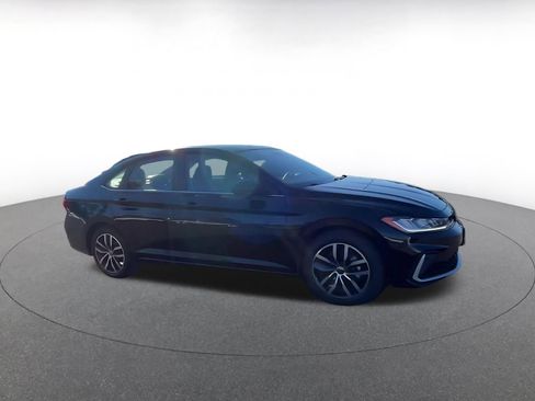 Used 2025 Volkswagen Jetta SE image 2