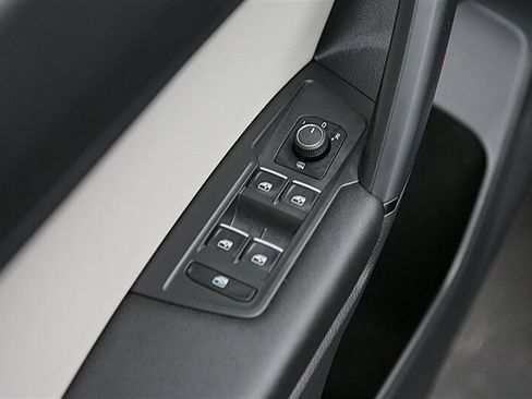 Used 2019 Volkswagen Tiguan SE image 9