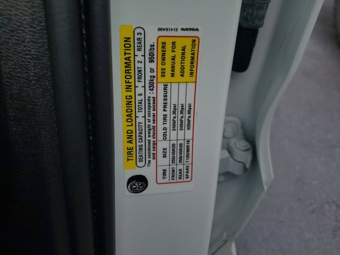 Used 2019 Volvo XC60 T5 Momentum w/ Multimedia Package image 32