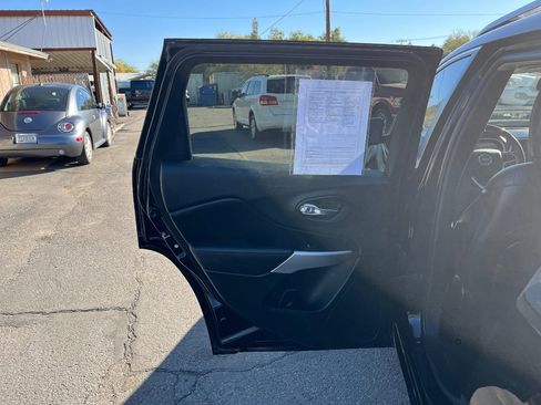 Used 2018 Jeep Cherokee Overland w/ Technology Group image 30