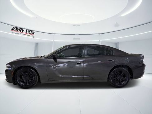 Used 2019 Dodge Charger SXT RWD image 2