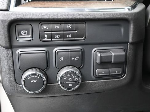 Used 2025 Chevrolet Suburban High Country w/ Sun And Tow Package RWD image 16