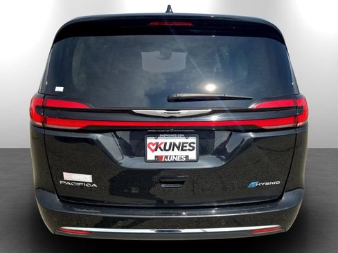 Used 2024 Chrysler Pacifica Select image 8