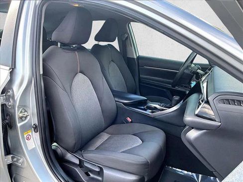 Used 2019 Toyota Camry LE image 9
