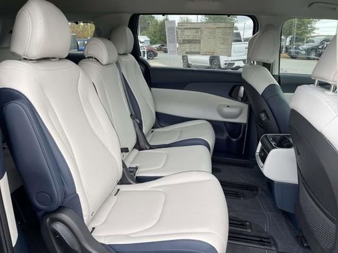 New 2026 Kia Carnival EX image 17