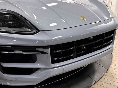 Used 2025 Porsche Cayenne GTS AWD/4WD image 32