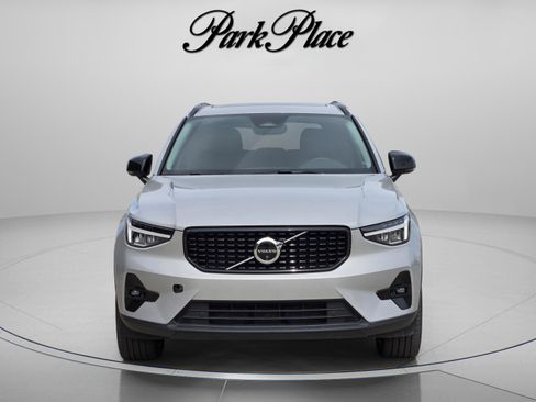 Used 2025 Volvo XC40 B5 Plus AWD/4WD image 9