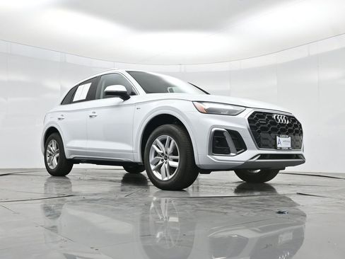 Used 2023 Audi Q5 2.0T Premium w/ Convenience Package AWD/4WD image 2