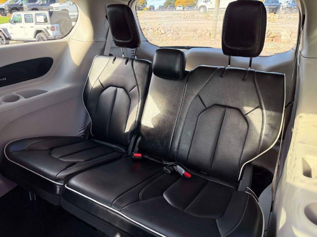 Used 2023 Chrysler Pacifica Limited FWD image 13