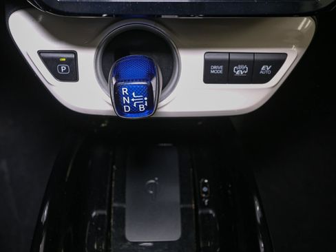 Used 2017 Toyota Prius Prime Premium image 30